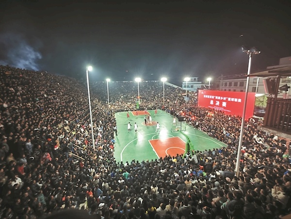 火爆全网的贵州“村BA”总决赛昨日开战2万余人围观捧场 有人打飞的千里赴“村”一起嗨