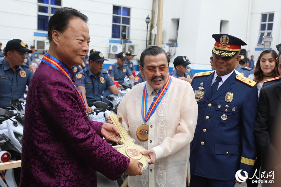 中国驻菲律宾使馆向马尼拉市捐赠电动警摩