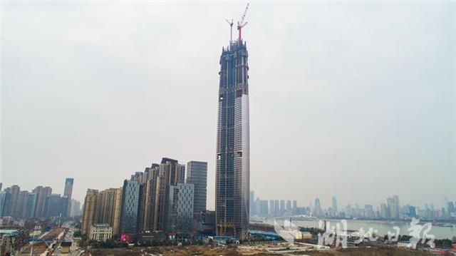 华中第一高楼武汉绿地中心主塔楼封顶