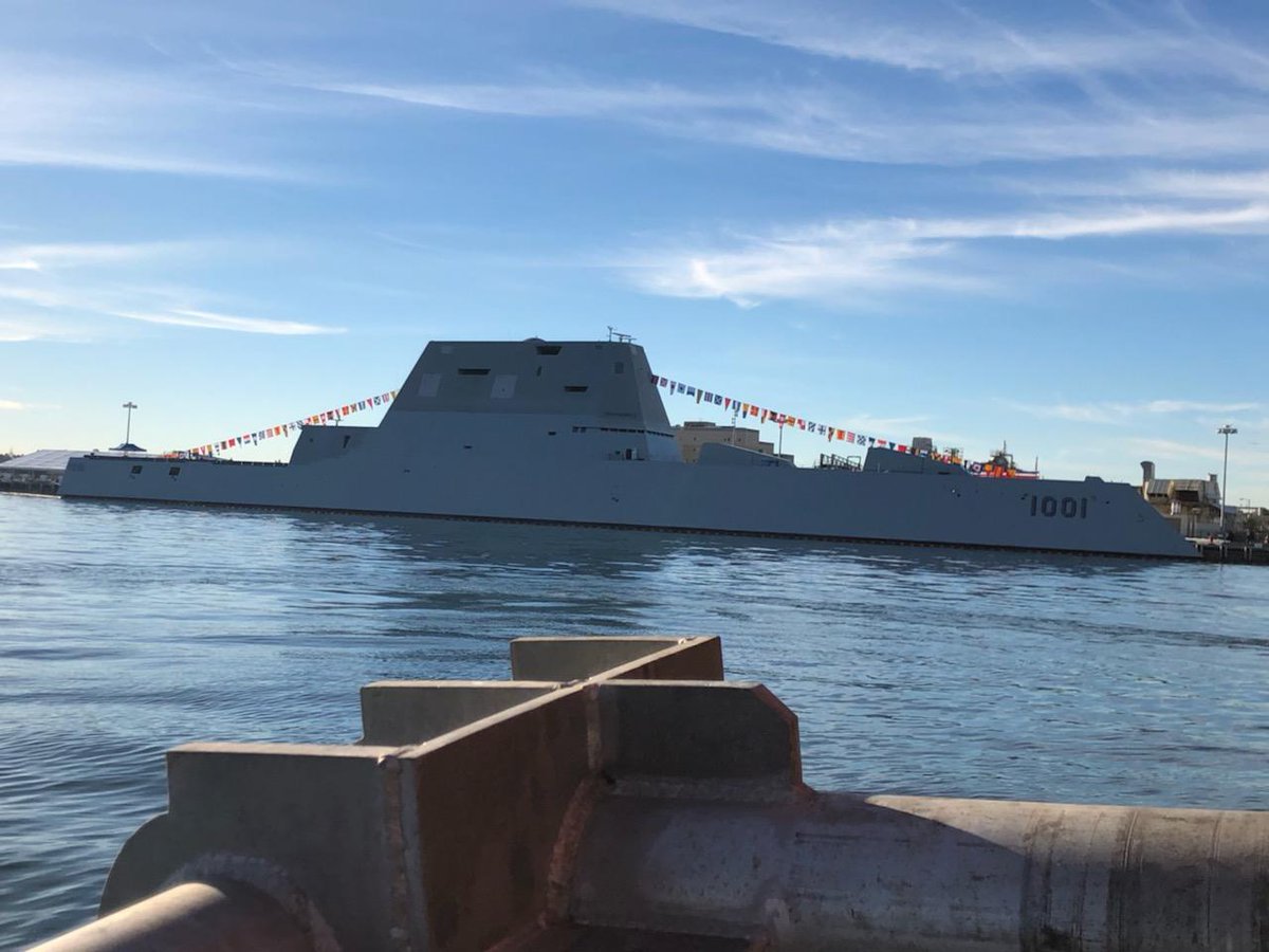 美国海军第二艘朱姆沃尔特级驱逐舰正式服役