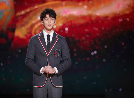 TFboys四登央视春晚 与吴磊景甜秦岚合唱歌曲