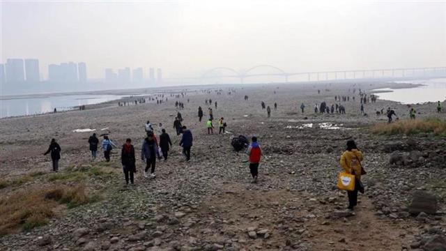 春节7天,宜昌2500名三峡蚁工江边捡垃圾13吨