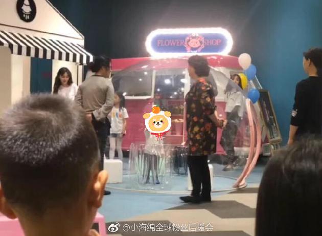 再破离婚传闻!baby与妈妈婆婆带小海绵出游