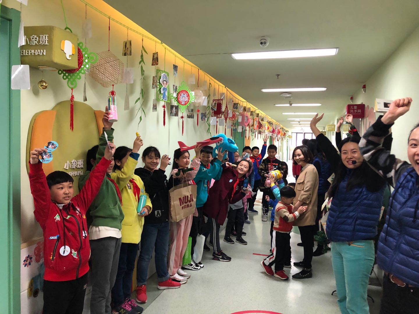 小学生走进市残疾人康复服务中心体验无障爱