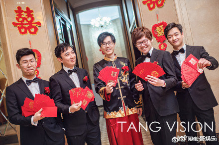 王思聪披西装当伴郎似大佬出行