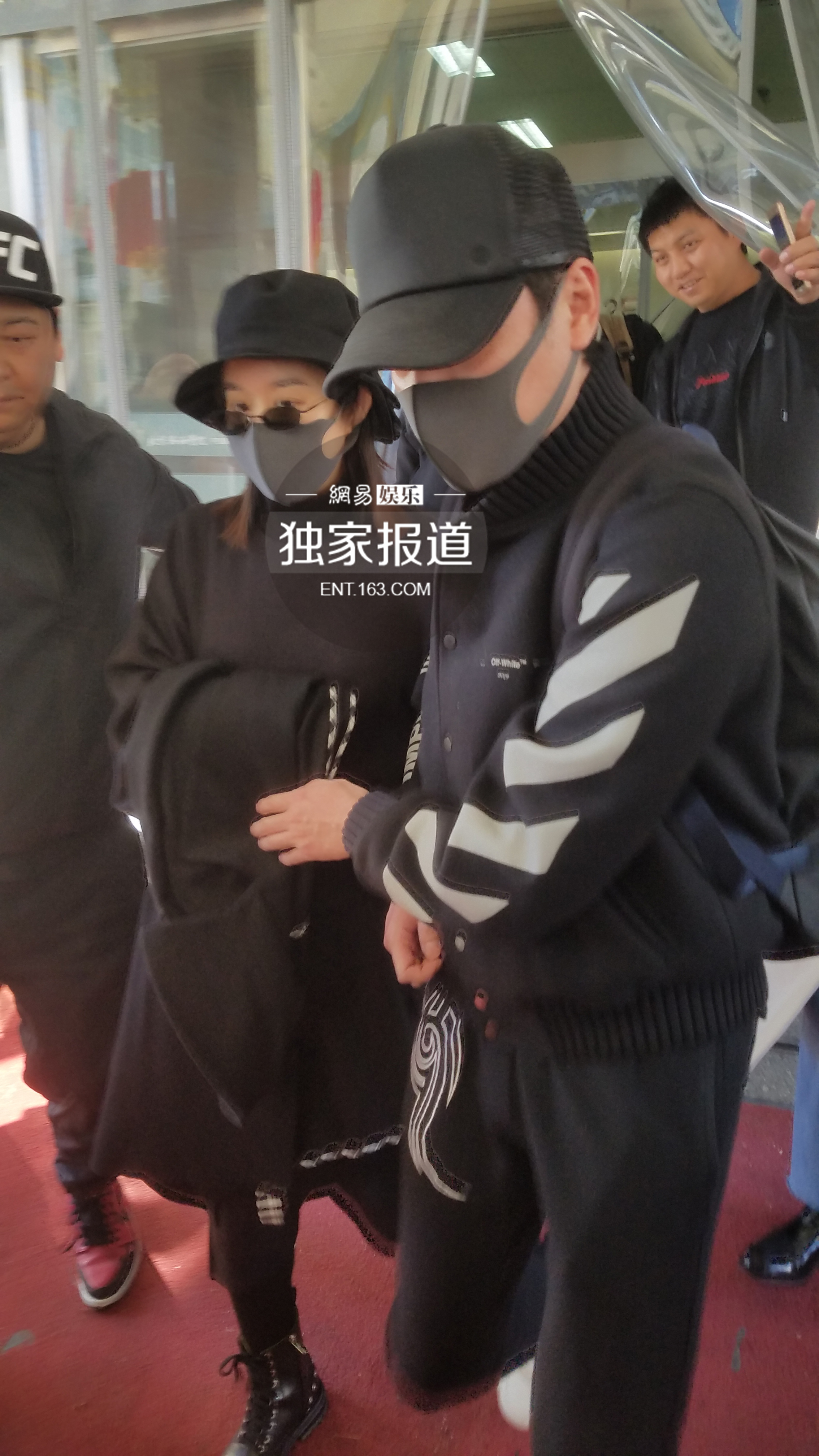 赵丽颖产后出院气色好 冯绍峰细心牵手开路