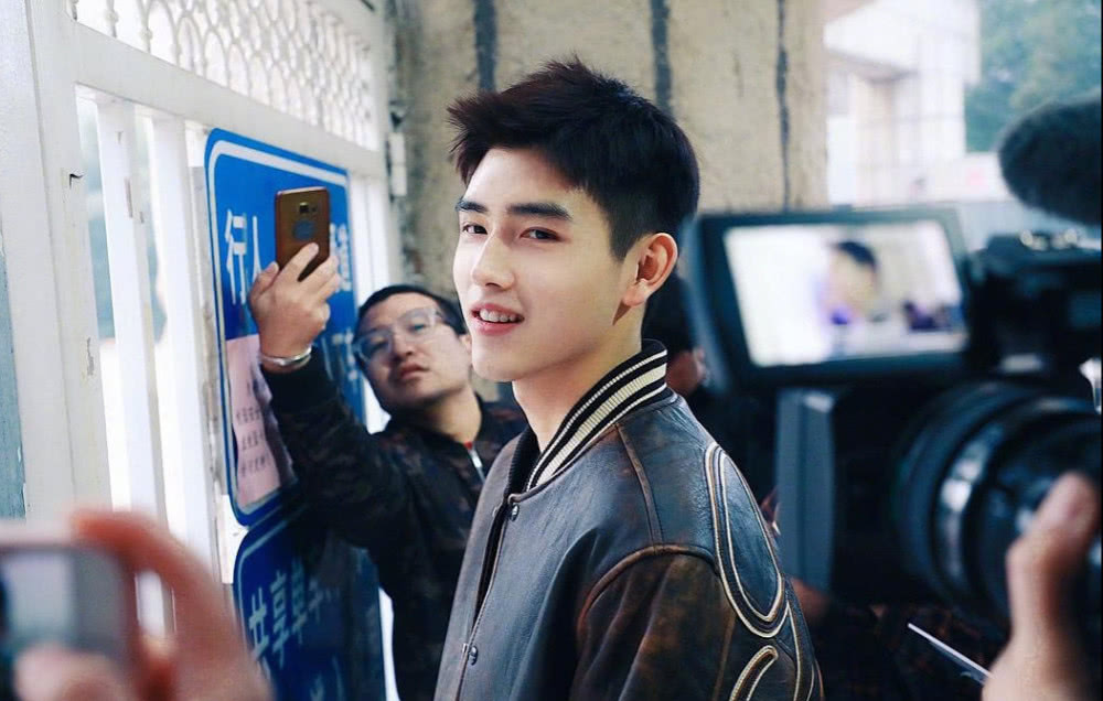 陈飞宇帅气亮相参加北电四试 来得太早被关在大门之外