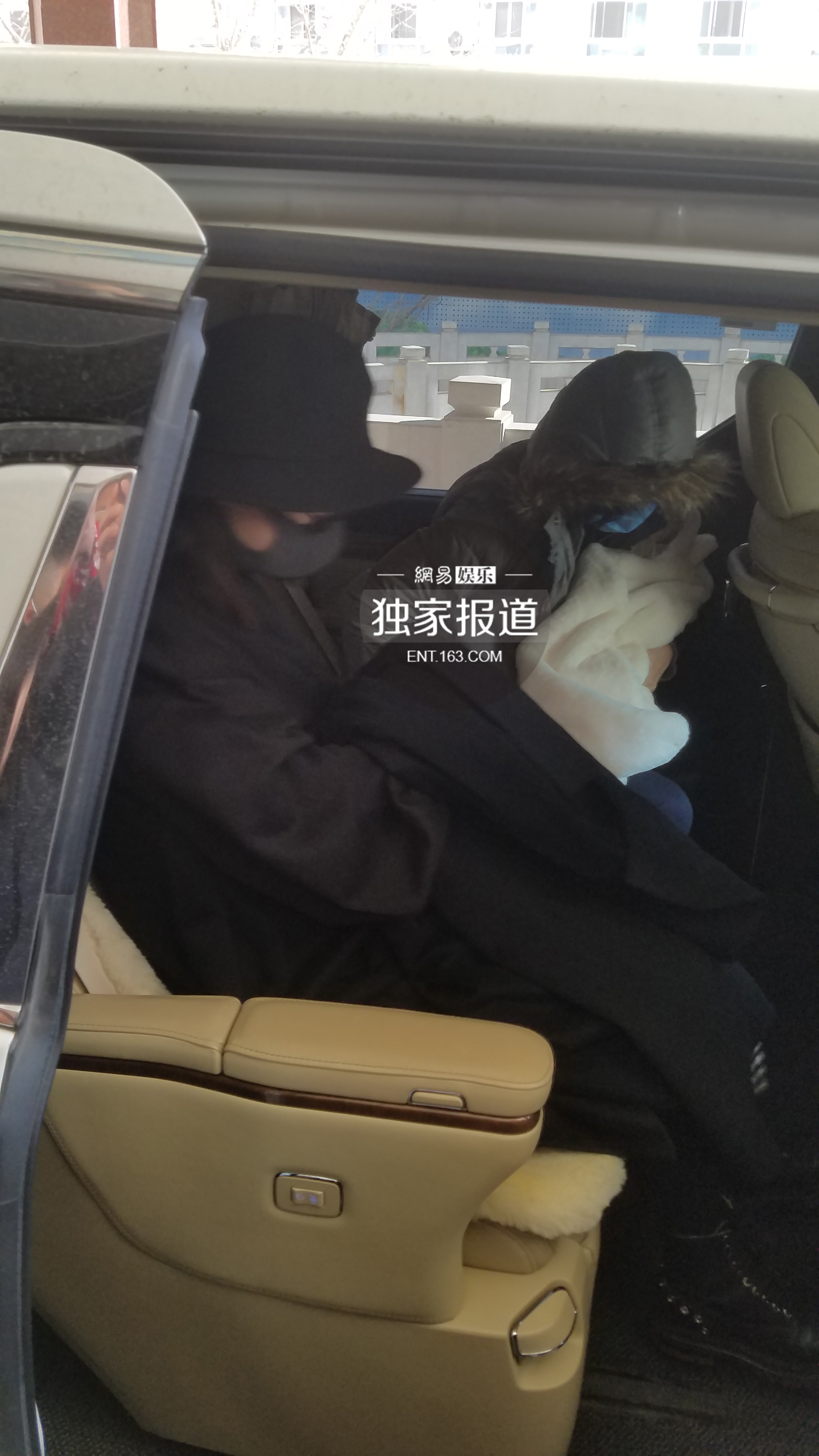 赵丽颖产后出院气色好 冯绍峰细心牵手开路