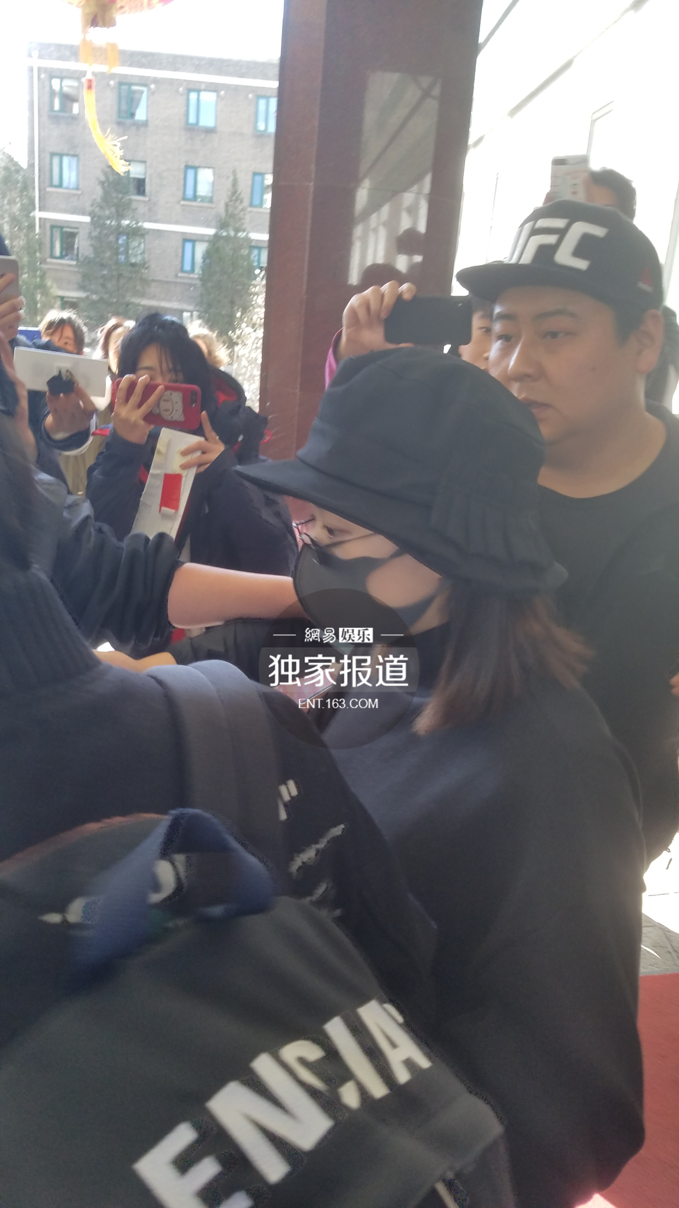 赵丽颖产后出院气色好 冯绍峰细心牵手开路