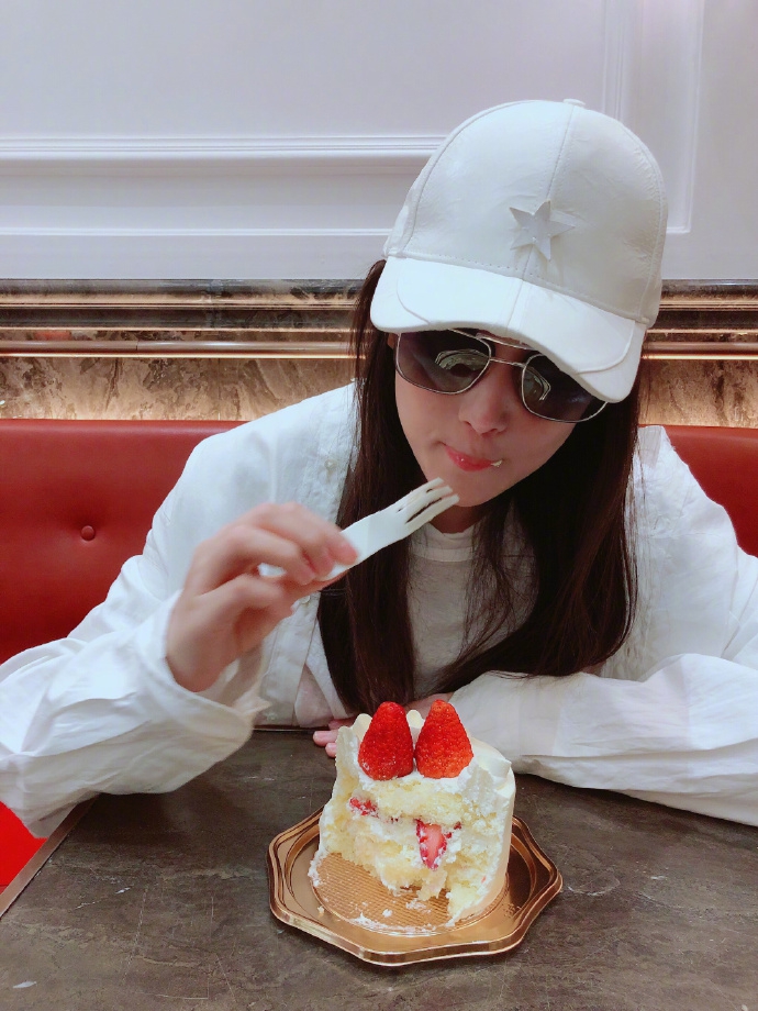 准妈妈张馨予狂吃奶油蛋糕 怀孕仍不胖脸蛋