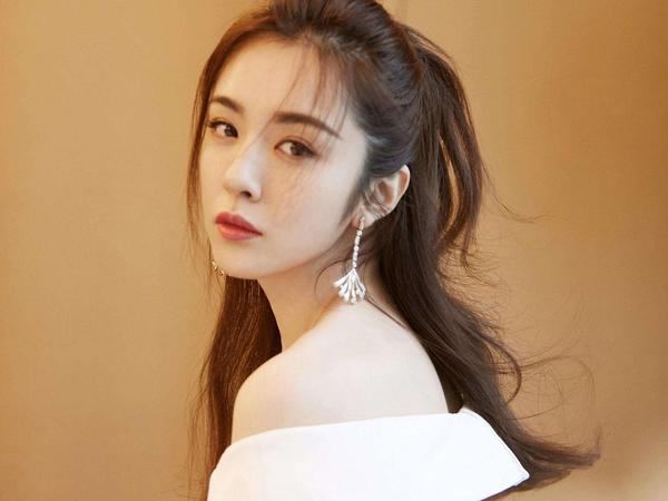 王晓晨被曝恋情 工作室配翻白眼表情包可爱回