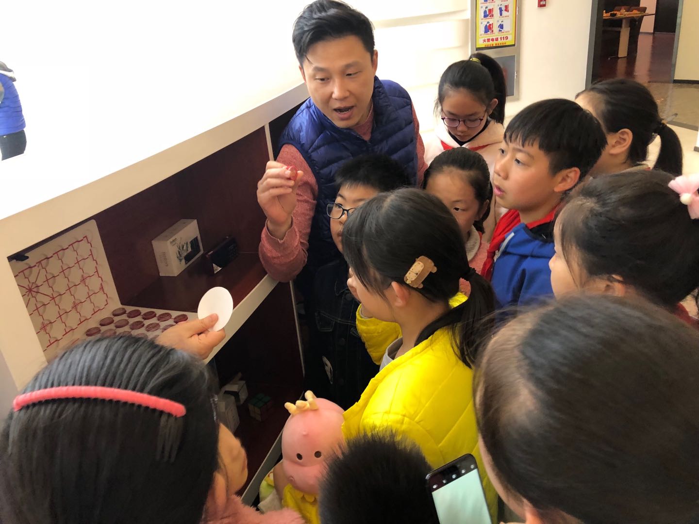 小学生走进市残疾人康复服务中心体验无障爱