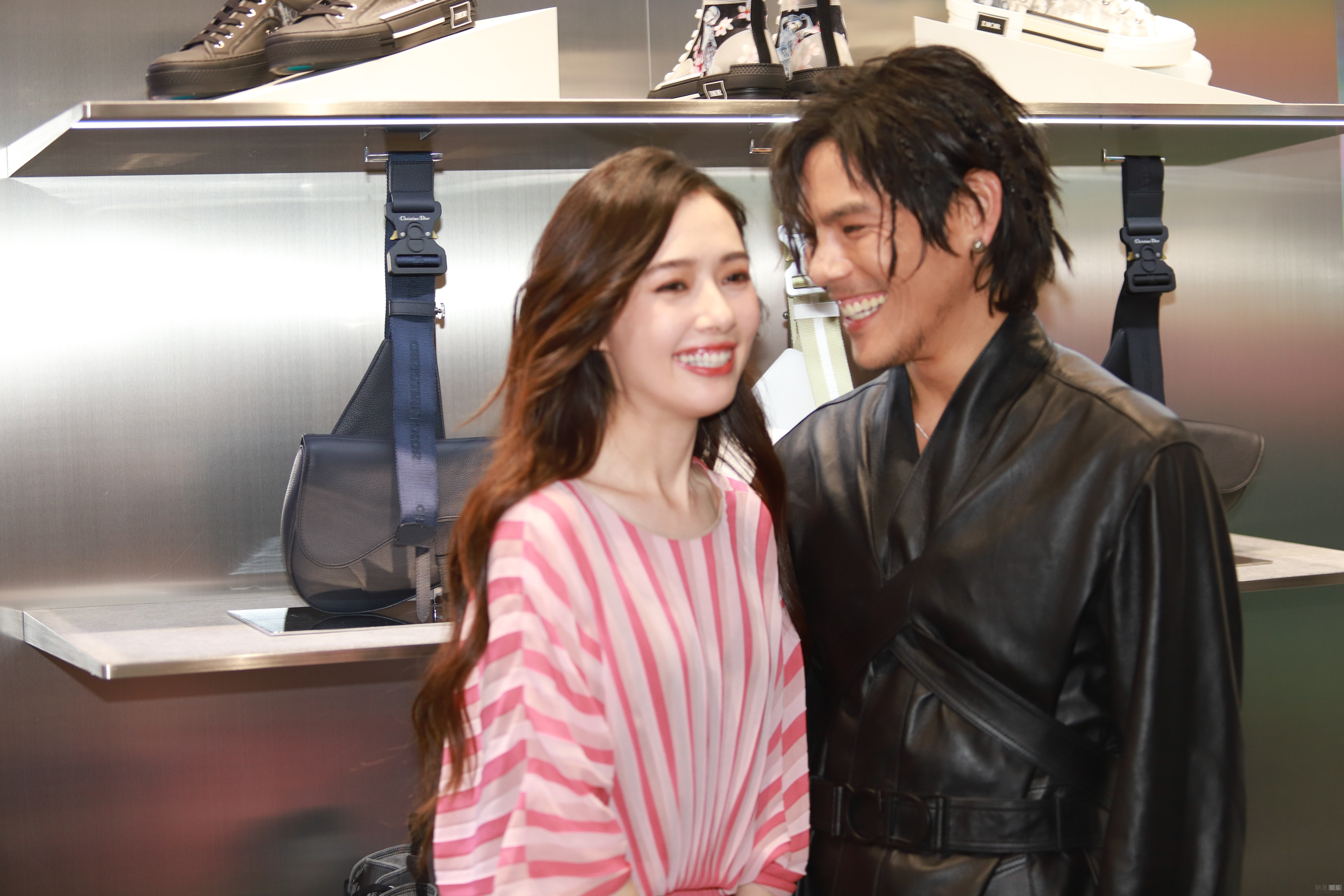 又撒糖!郭碧婷温柔依偎向佐身旁甜蜜满分