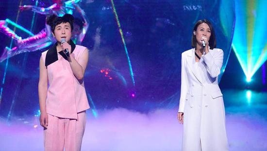 沈腾穿粉衣扎双丸子头cos王菲 与那英合唱太辣眼