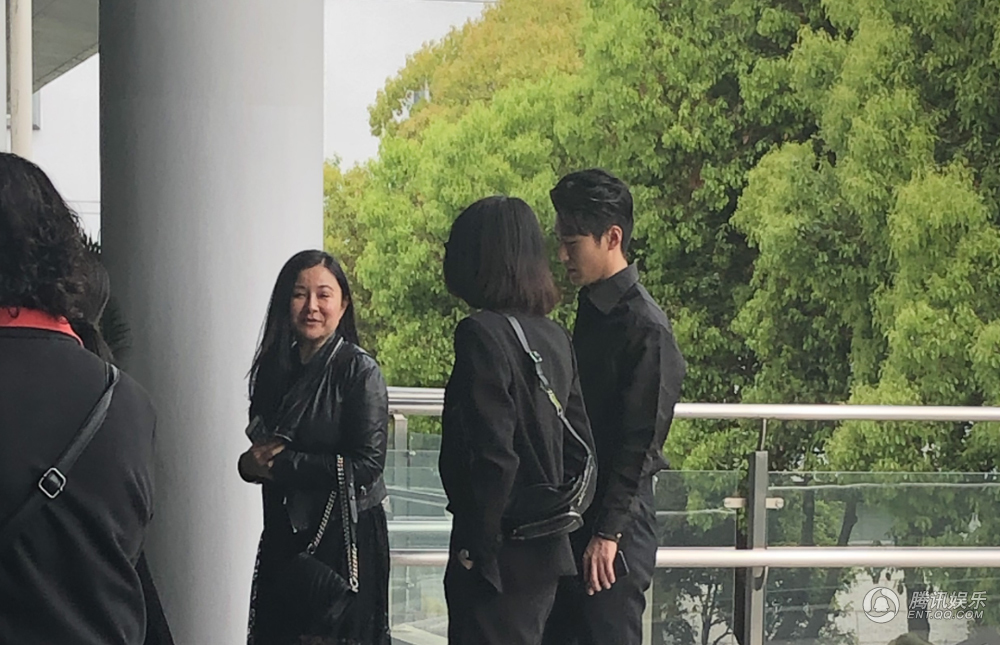 程晓玥妈妈葬礼今日举行 阴雨天场外气氛庄严