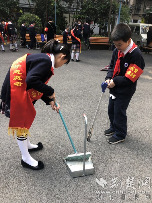 模范路小学少先队员义务清扫社区 加强学生社会公德意识