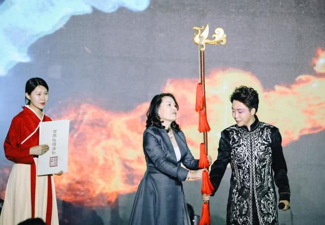 魔范毯走白斗丽白毯冰冰玩戛纳教院家陪范范爷