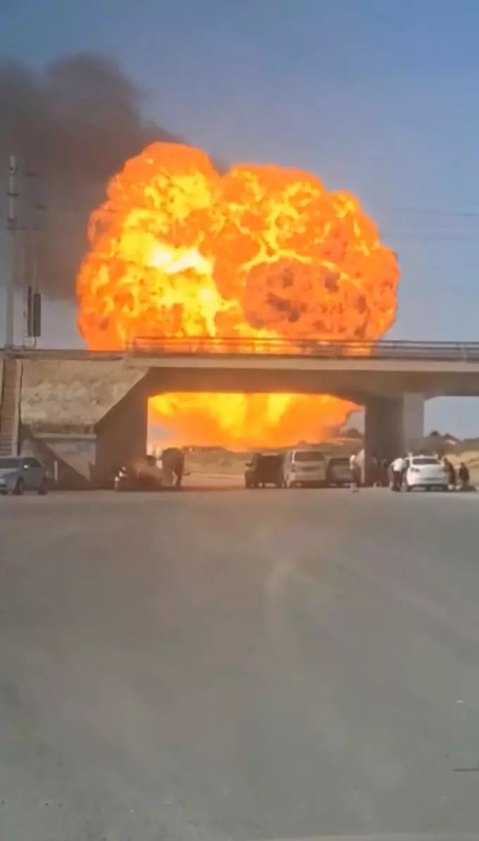 榆林马扎梁附近油罐车起火后发生爆炸,现场燃