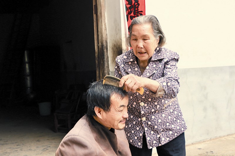 竹山县道德模范肖坤兰照顾失明儿子47载-- 孩