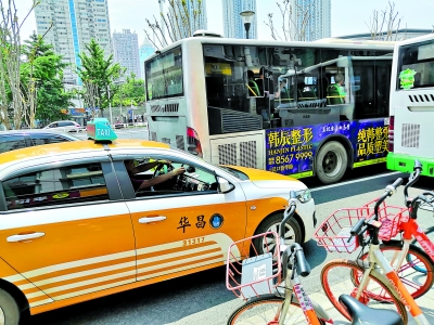 武汉街头探访：闹市路口半小时10余车主看手机(图1)
