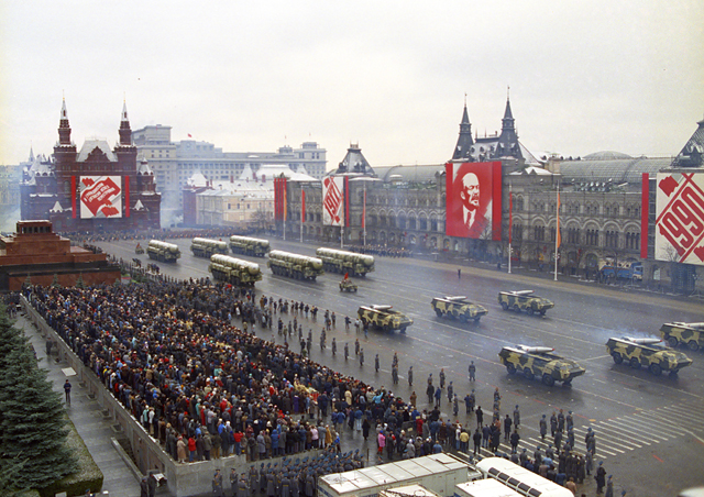 1990年11月7日,红场举行了苏联解体前最后一次阅兵.