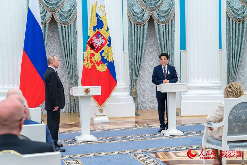俄罗斯总统普京向中国驻俄大使李辉授予友谊
