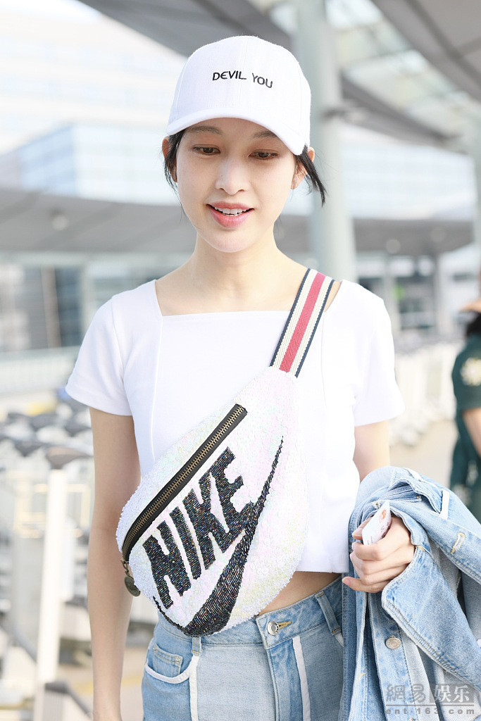 张俪运动风look青春洋溢 甜笑撩人