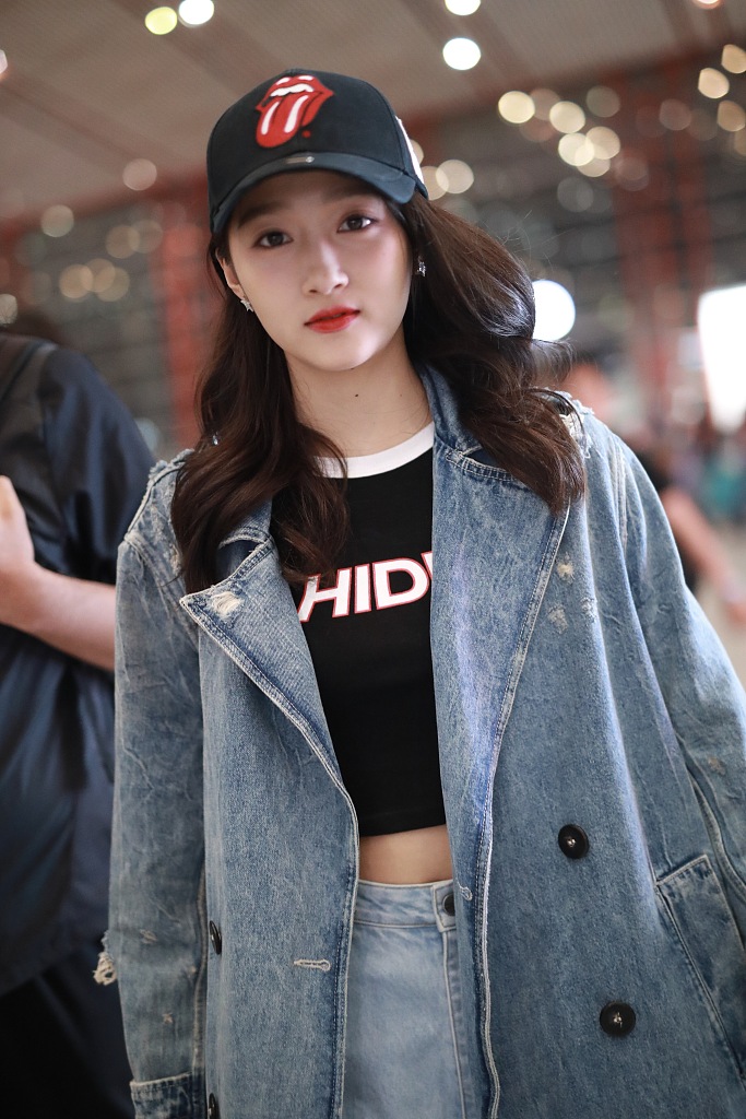 关晓彤穿牛仔大衣露脐装低调炫腹 少女感足