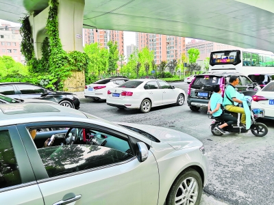 武汉街头探访：闹市路口半小时10余车主看手机(图2)