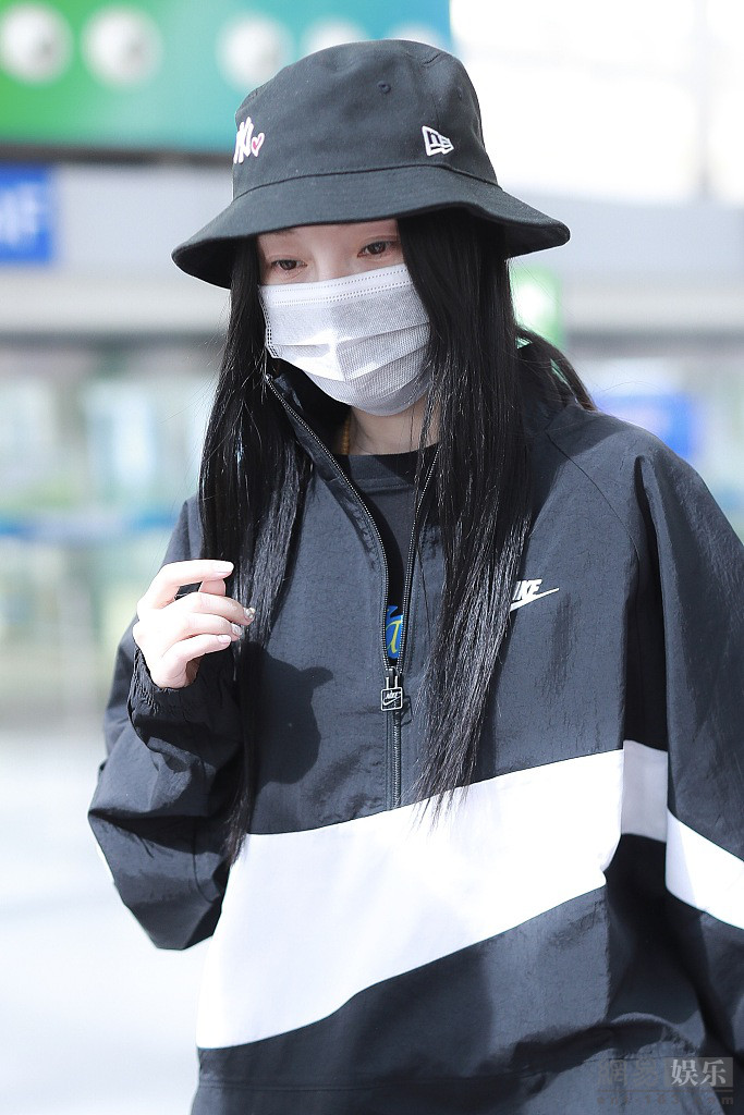 李小璐穿黑白运动装扮潮面戴口罩低头疾走