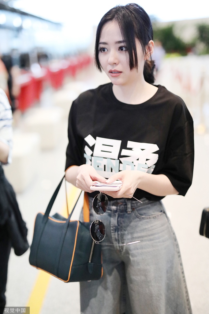 张靓颖脱阔腿裤走路带民风场强