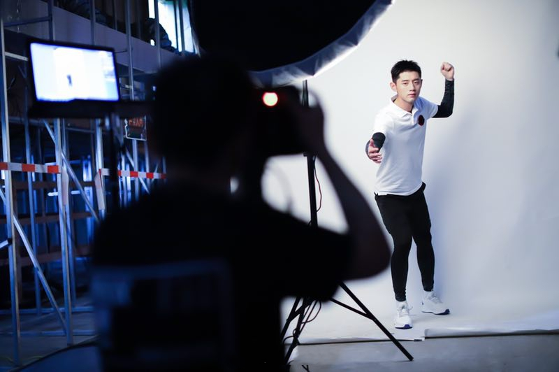 张继科分手后首现身 拍节目定妆照神色低落