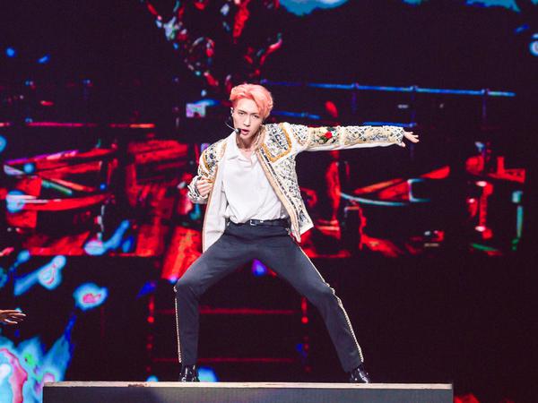 张艺兴演唱会大秀舞蹈技能 “师傅”黄磊惊喜现身