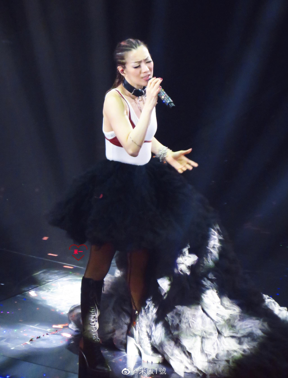 郑秀文演唱会中哽咽落泪 边哭变唱让人心疼