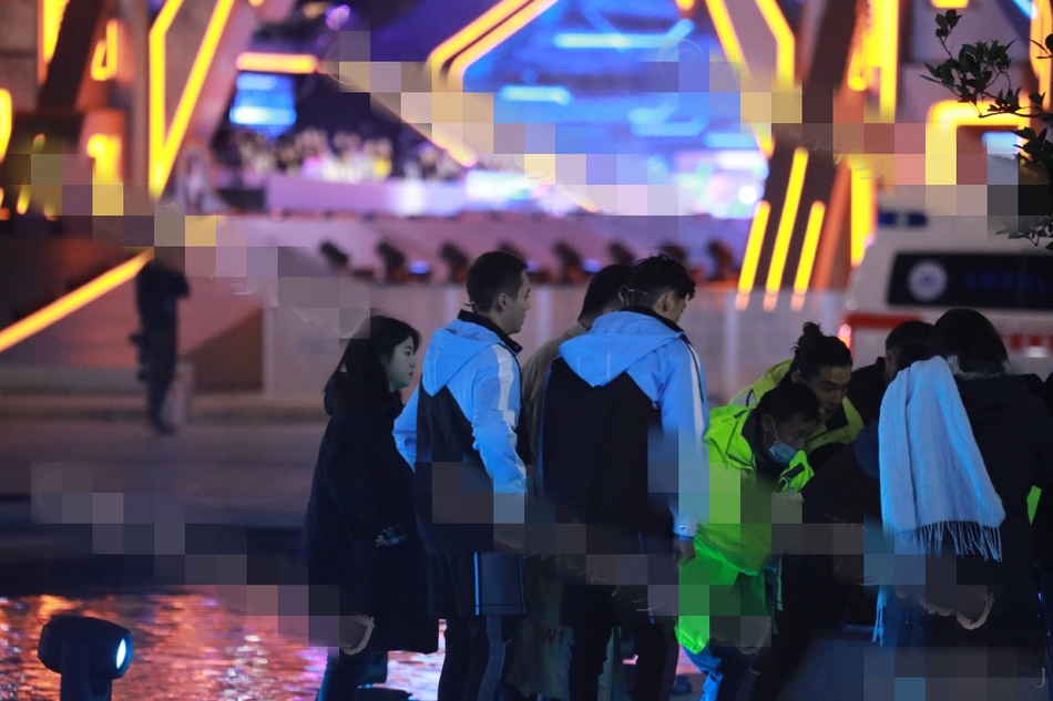 曝下以翔录节目出没有测 现场陈伟霆单足开十祷告