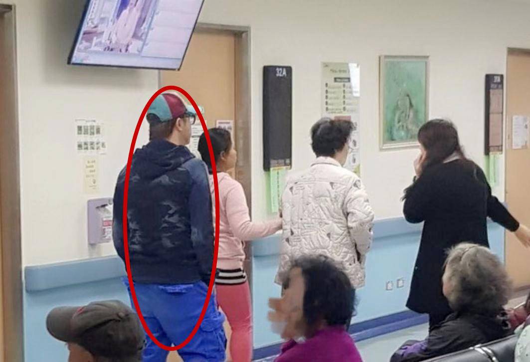 庾澄庆现身病院神情宽峻 疑果母亲逝世病歇工尽孝