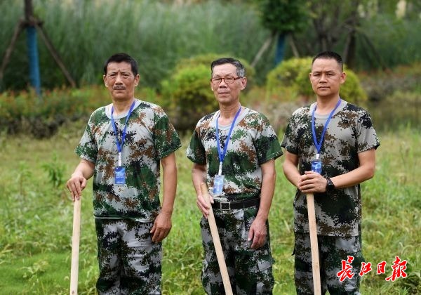 2000余米大堤上名叫“武汉”的他们一起守护武汉