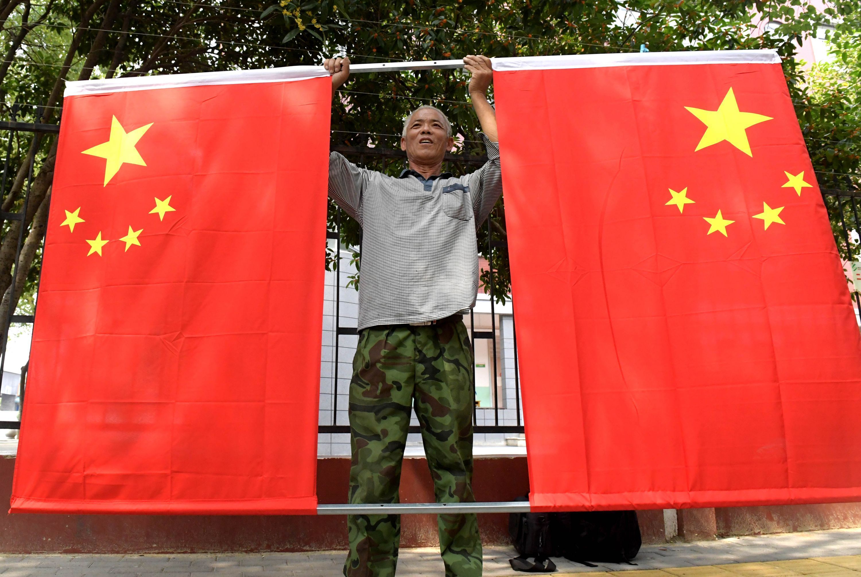 一夜之间满城尽带"中国红",4万面国旗扮靓江城迎国庆