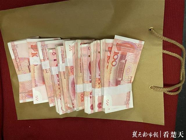 高铁上惊现近10万元现金,列车长将其完璧归赵