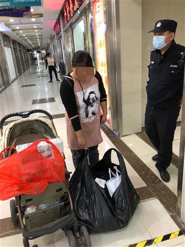 婴儿车里没婴儿却有15件衣物，女子商场内被安保队员团团围住