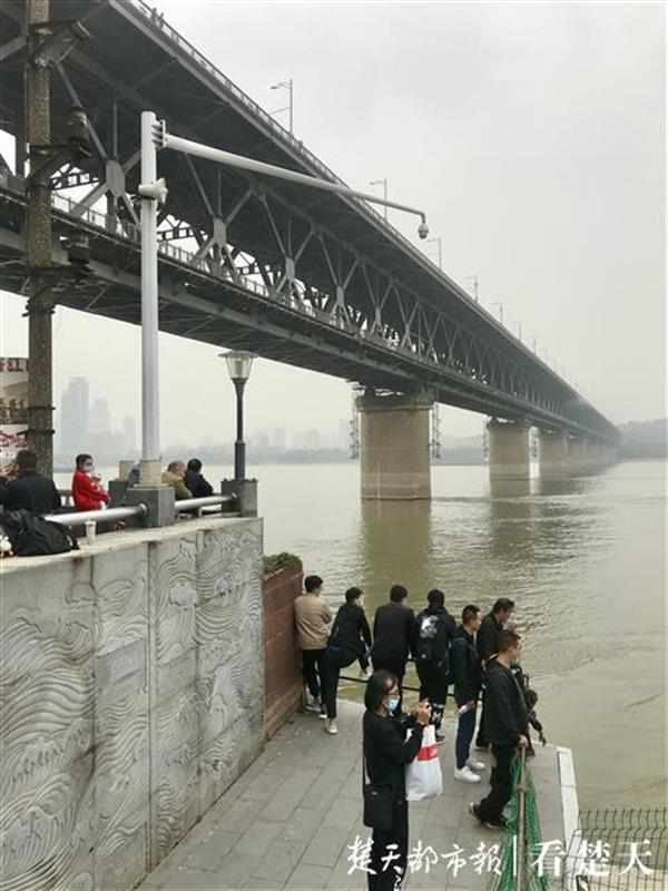 一男子从武汉长江大桥坠江，民警搜寻未见踪影