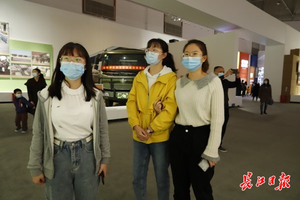 感受英雄的武汉人民抗疫场景,大学生观看抗击新冠肺炎疫情专题展