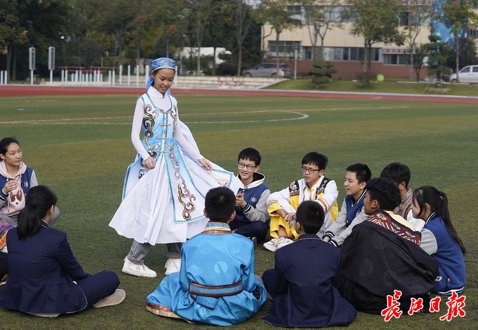 "这是一个多民族交往交流交融的大家庭,武汉西藏中学首次招收来自7个