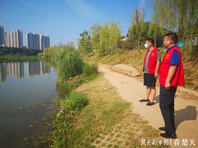 张光虎（右）带领公司志愿巡河巡湖