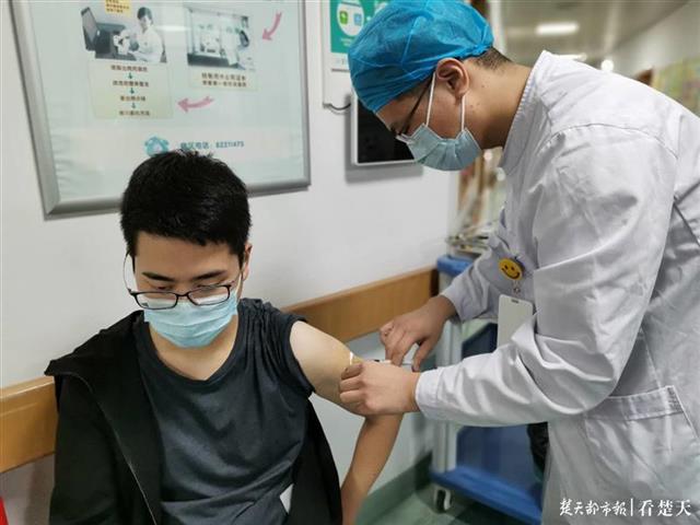 王斌在医院开始注射动员剂，进行捐献前的准备