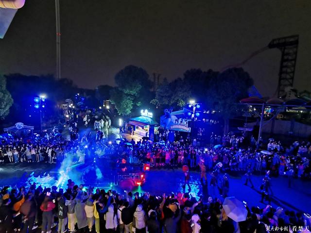 武汉欢乐谷每晚两万人夜游，持续火爆激活江城夜经济