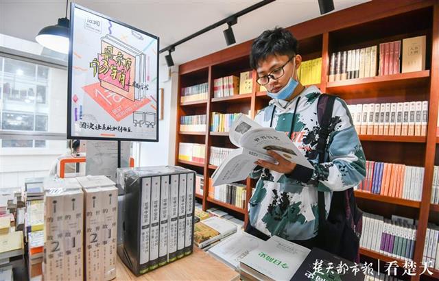 超励志！干了大半年苦力，退学小伙挣够学费后重返校园