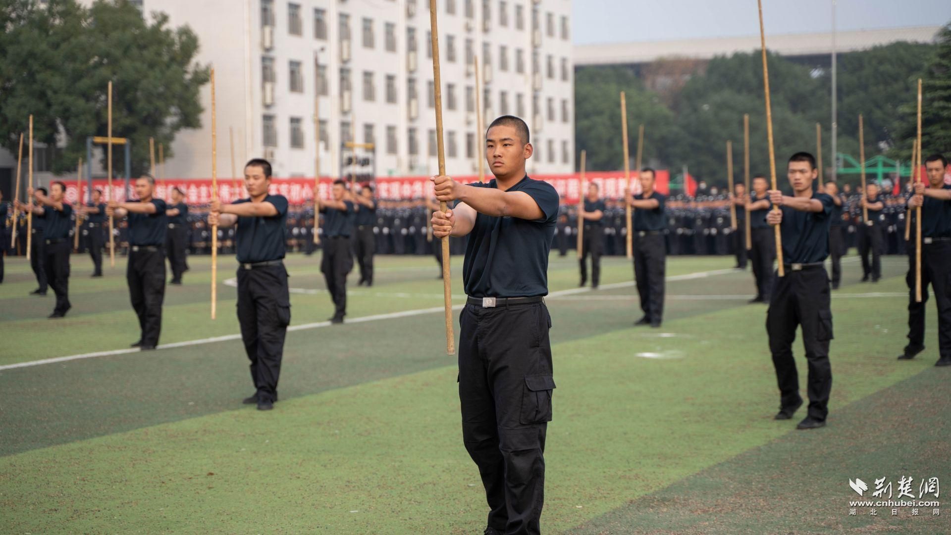 武漢警官職業(yè)學(xué)院舉行2020新生軍訓(xùn)閱警式(圖5)