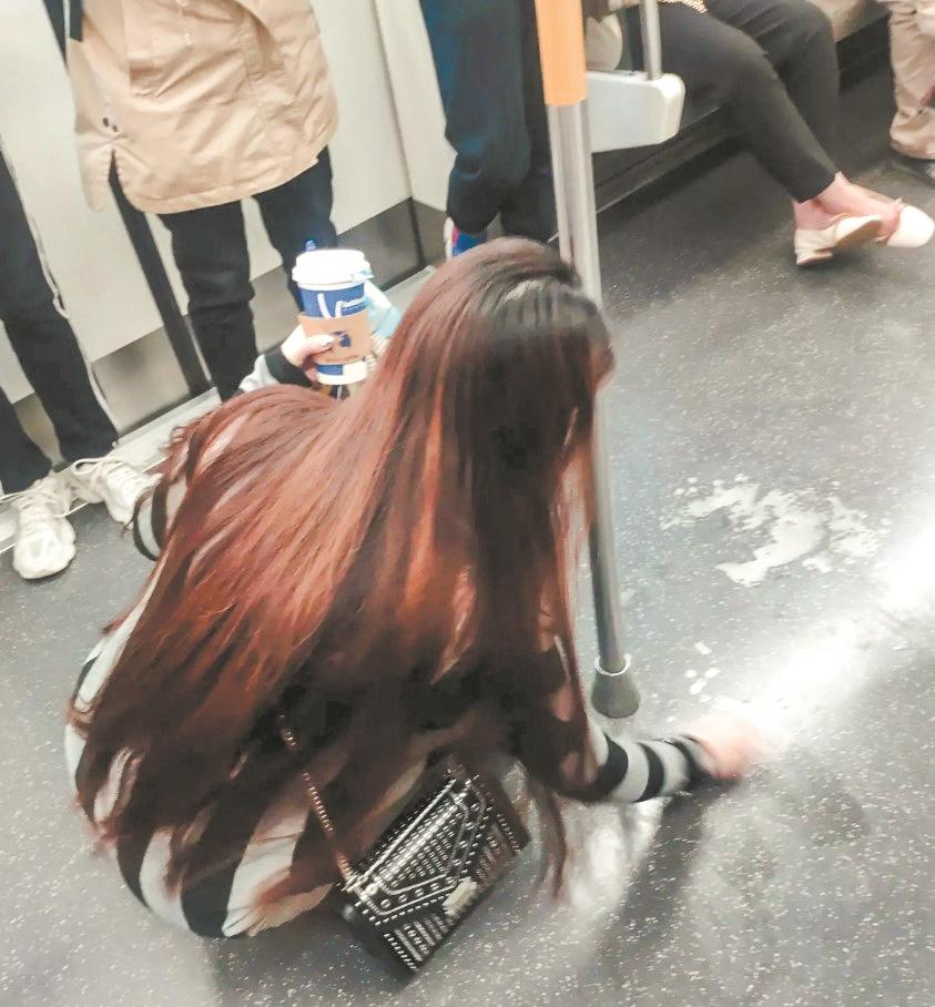 武汉地铁上女孩蹲地擦净溅落的咖啡 数万网友为她点赞