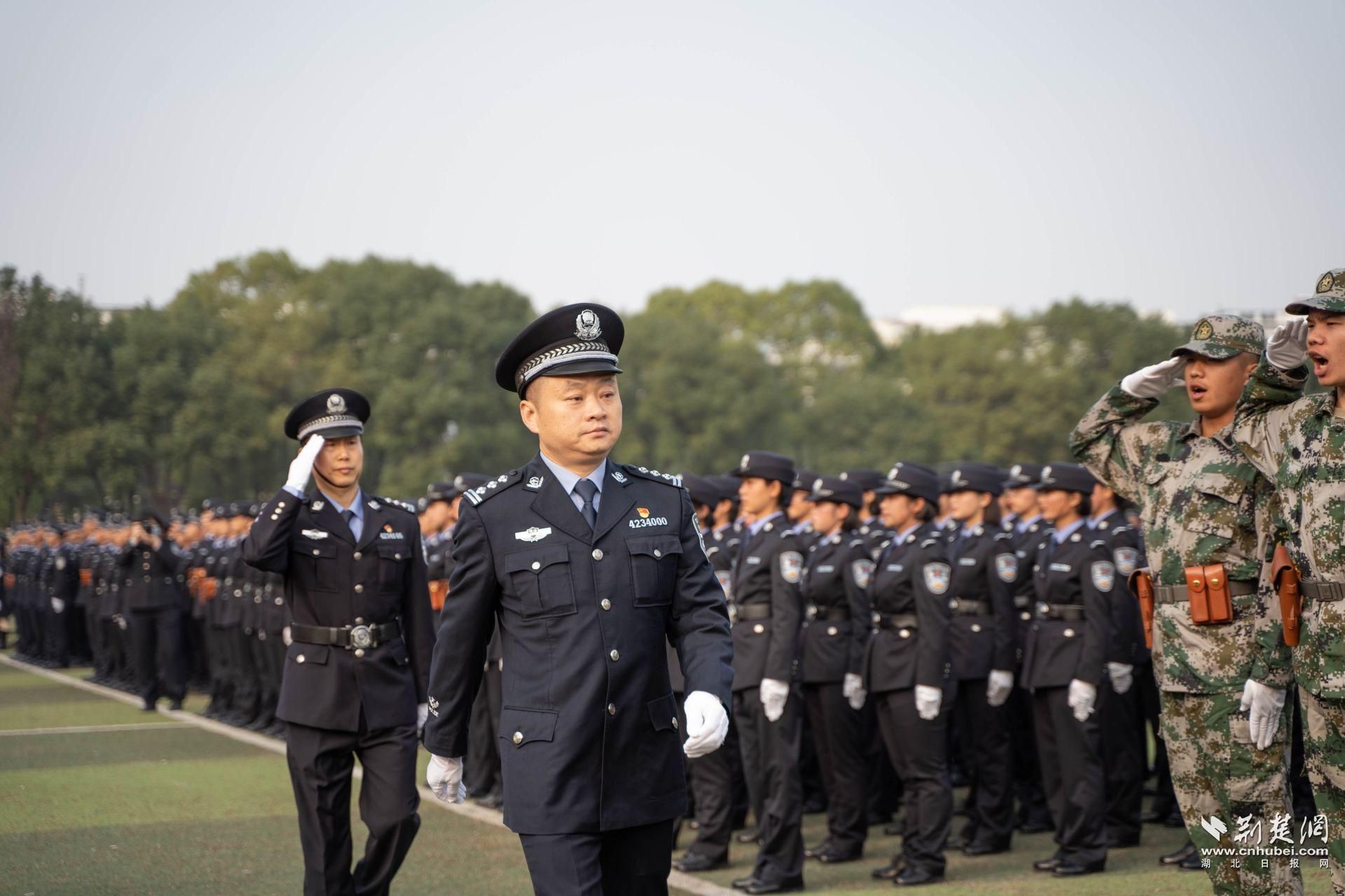 武汉警官职业学院举行2020新生军训阅警式(图3)